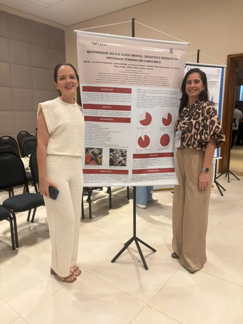 Estudantes com o banner apresentado