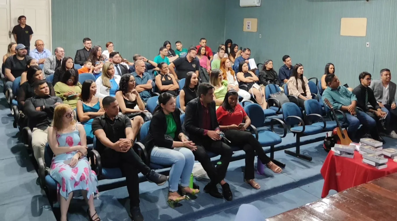 Auditório lotado no lançamento do livro dos alunos de Direito