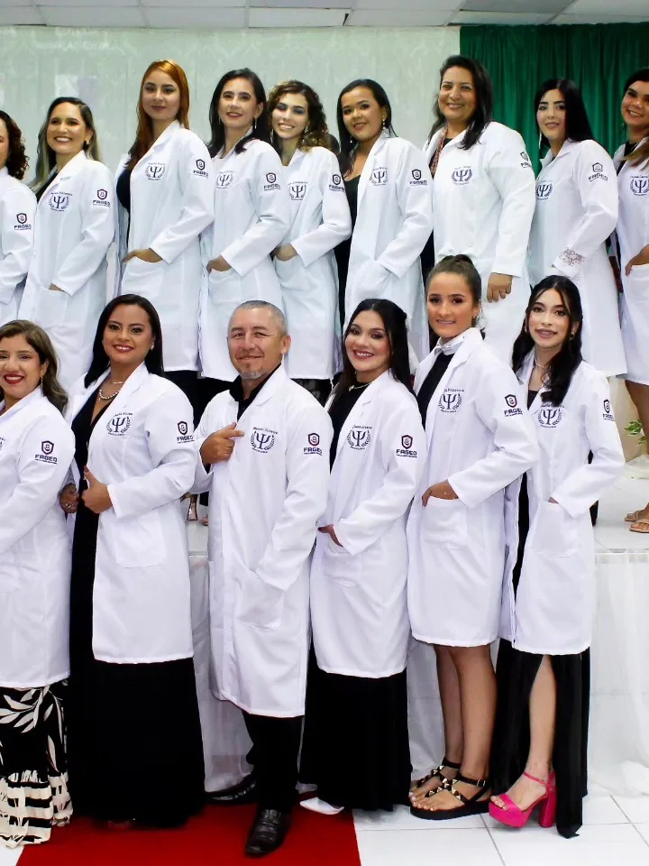 Estudantes de jaleco após a cerimônia