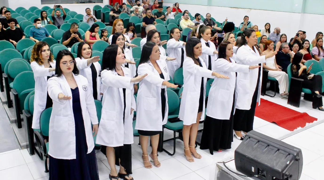 Estudantes de Psicologia fazem o juramento na 1ª Cerimônia do Jaleco da FAGEO