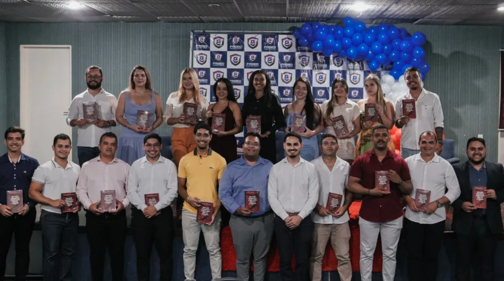 Autores e professores no lançamento do livro colaborativo do curso de Direito