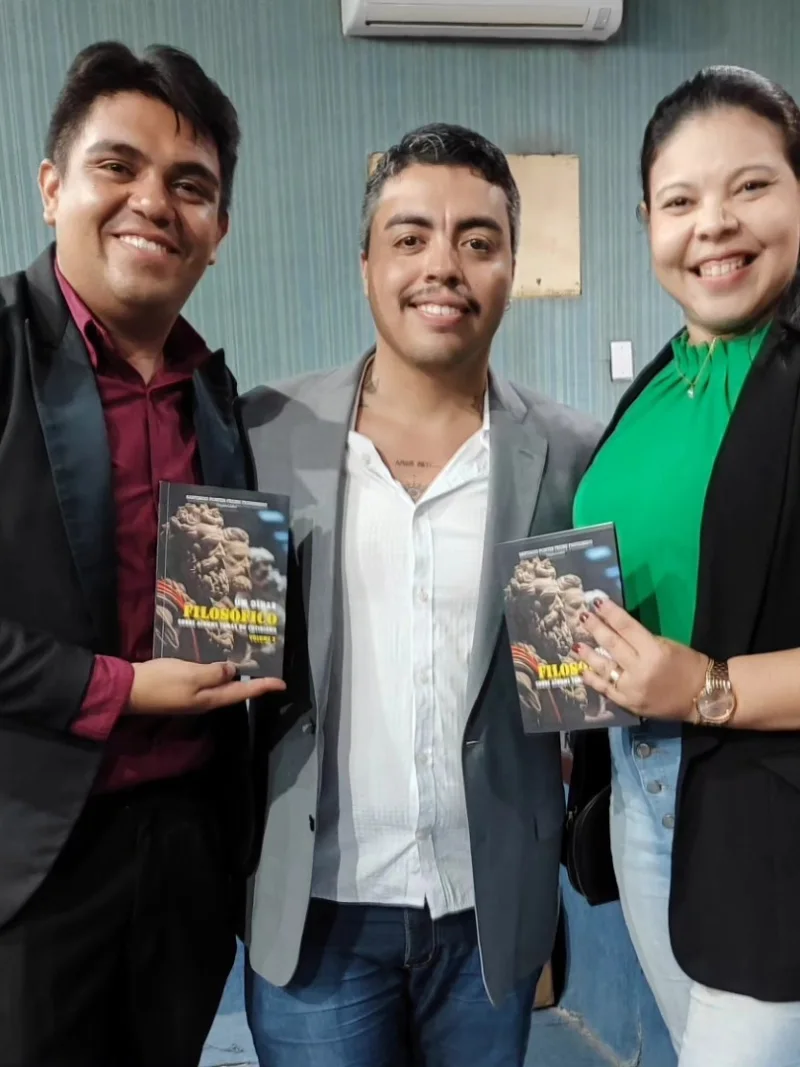 Autores com o livro no dia do lançamento