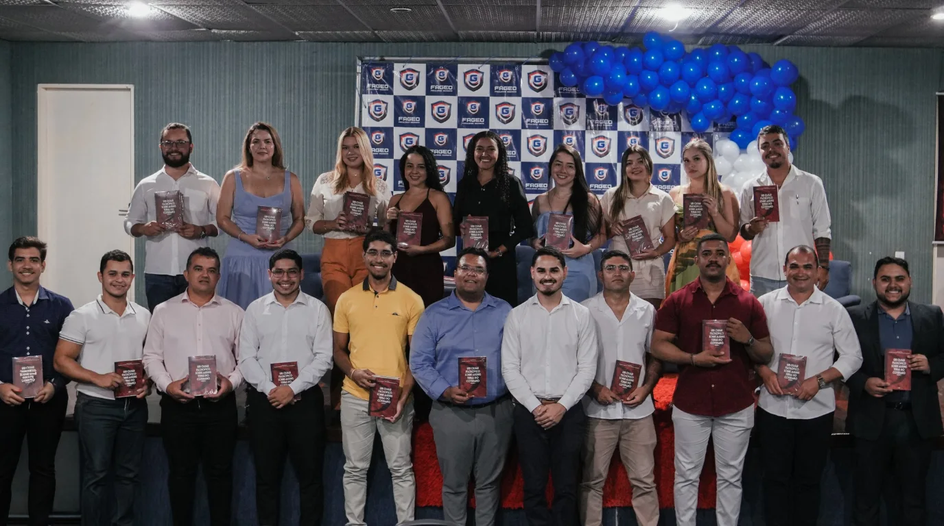 Autores e professores no lançamento do livro colaborativo do curso de Direito