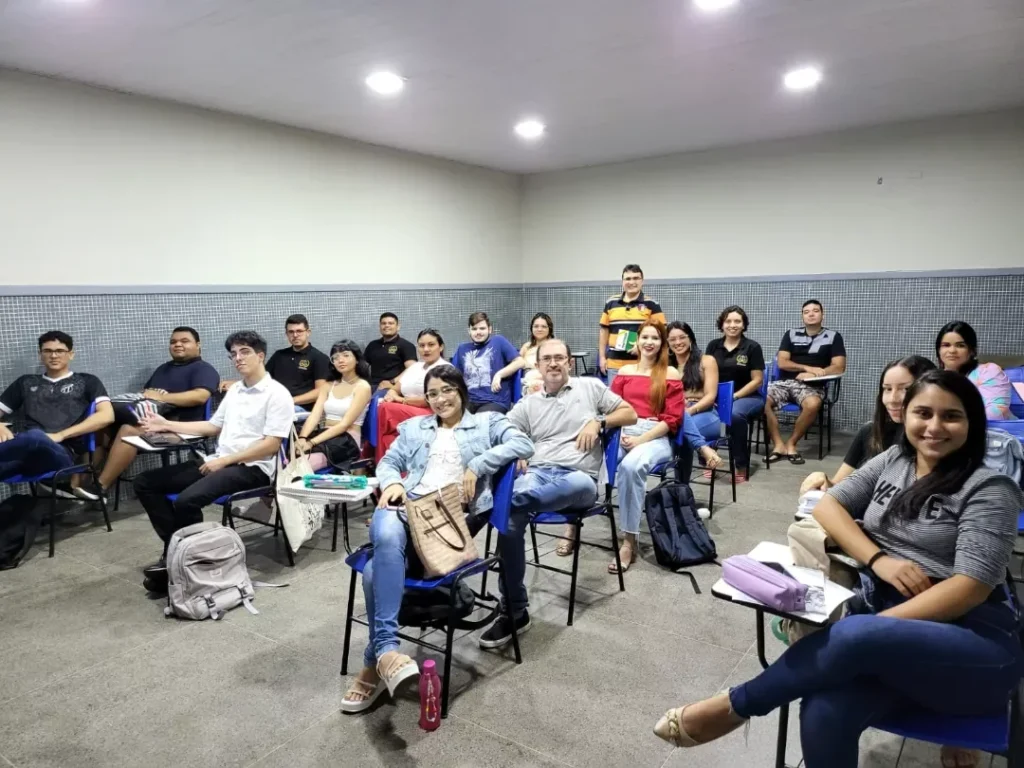 Aula do curso de Direito em sala da FAGEO